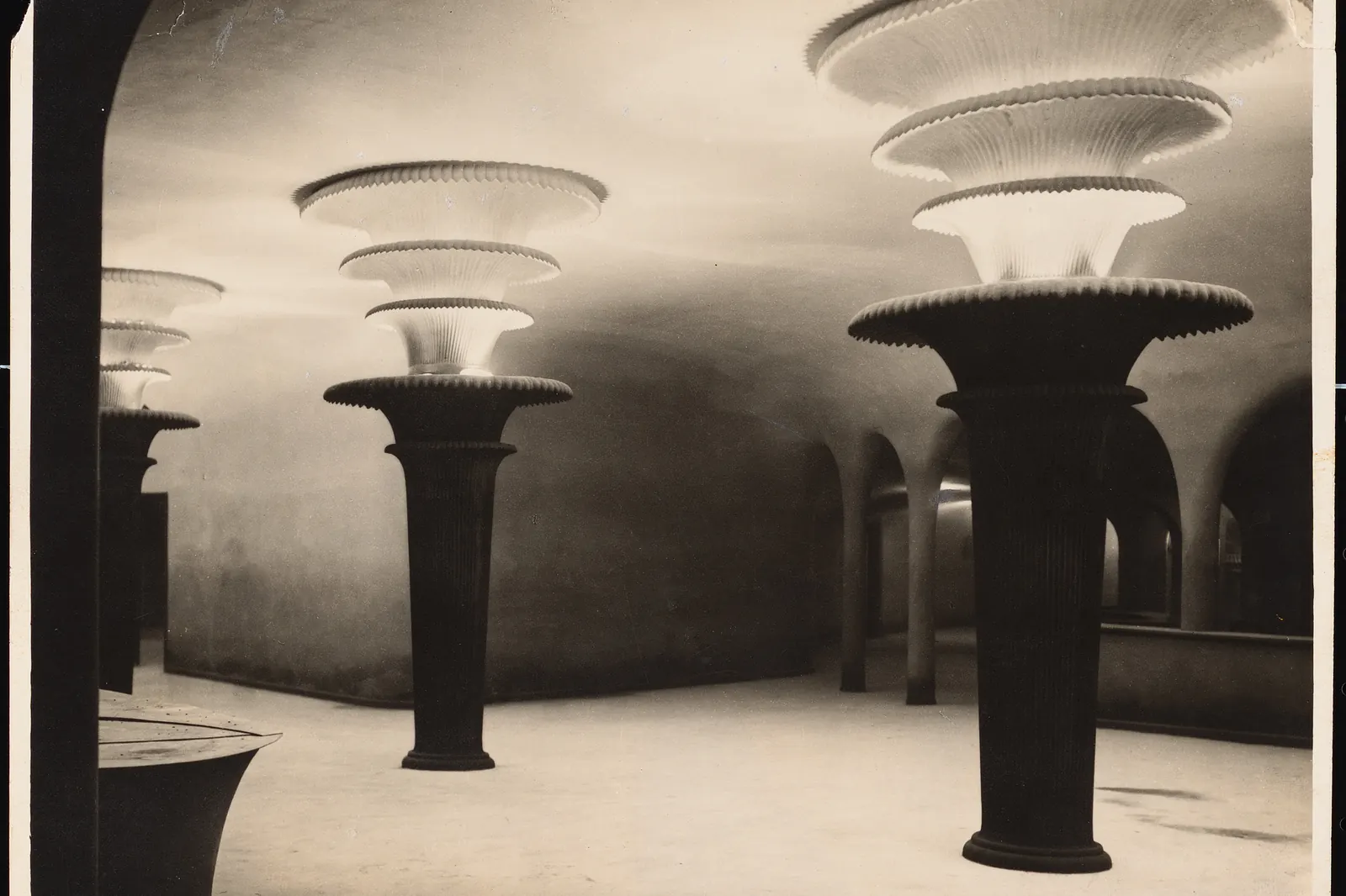 Tall light columns with flared tops in the cloakroom hall of the Großes Schauspielhaus around 1919
